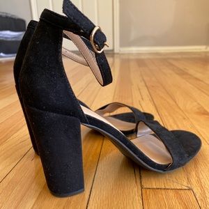 Super simple black heel!! NWOT
